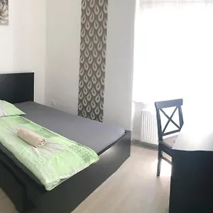 West , Budapest Hungría